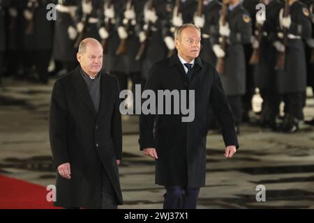 Berlin, Deutschland, 12.02.2024, Bundeskanzleramt : Empfang des polnischen Ministerpräsidenten durch den deutschen Bundeskanzler: OLAF Scholz und Donald Tusk beim Empfang mit militärischen Ehren *** Berlin, Allemagne, 12 02 2024 Chancellerie fédérale réception du premier ministre polonais par le chancelier allemand Olaf Scholz et Donald Tusk lors de la réception avec honneurs militaires Copyright : xdtsxNachrichtenagenturx dts 30560 Banque D'Images