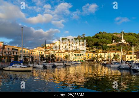 Vue sur le port de plaisance et le village de Porto Azzurro sur l'île d'Elbe au coucher du soleil Banque D'Images