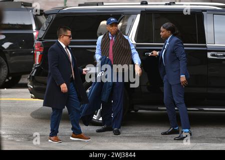 Le maire Eric Adams et les hauts fonctionnaires de l'administration informent les médias sur les préparatifs en prévision du temps hivernal prévu au hangar à sel de la rue Spring de DSNY o Banque D'Images