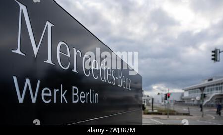 Berlin, Allemagne. 12 février 2024. Un panneau portant l'inscription « Mercedes-Benz Plant Berlin » se trouve à l'entrée de l'usine. Crédit : Monika Skolimowska/dpa/Alamy Live News Banque D'Images