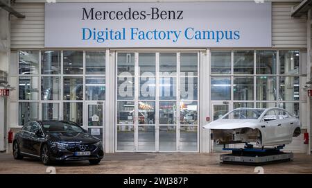 Berlin, Allemagne. 12 février 2024. Vue dans un hall du Mercedes Benz 'Digital Factory Campus' de l'usine Mercedes-Benz. Crédit : Monika Skolimowska/dpa/Alamy Live News Banque D'Images