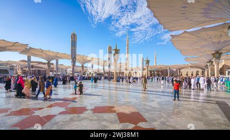 Al-Madinah al-Munawwarah - 09 mars 2023, les pèlerins traversent la mosquée principale du prophète Muhammad Al-Masjid an-Nabawi, Médine, Arabie saoudite Banque D'Images