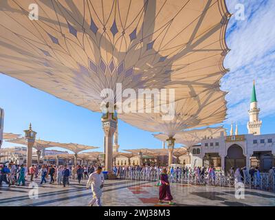 Al-Madinah al-Munawwarah - 09 mars 2023, les pèlerins traversent la mosquée principale du prophète Muhammad Al-Masjid an-Nabawi, Médine, Arabie saoudite Banque D'Images