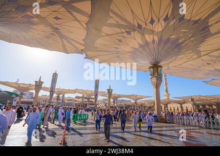 Al-Madinah al-Munawwarah - 09 mars 2023, les pèlerins traversent la mosquée principale du prophète Muhammad Al-Masjid an-Nabawi, Médine, Arabie saoudite Banque D'Images