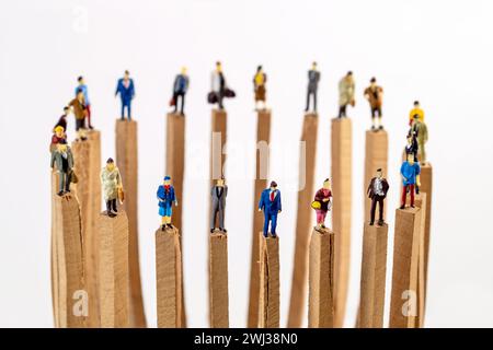 Un cercle de jouets miniatures sur des blocs de bois gardant la distance en public. Distanciation sociale due Banque D'Images