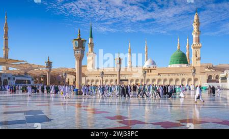 Al-Madinah al-Munawwarah - 09 mars 2023, les pèlerins traversent la mosquée principale du prophète Muhammad Al-Masjid an-Nabawi, Médine, Arabie saoudite Banque D'Images