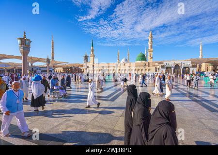 Al-Madinah al-Munawwarah - 09 mars 2023, les pèlerins traversent la mosquée principale du prophète Muhammad Al-Masjid an-Nabawi, Médine, Arabie saoudite Banque D'Images