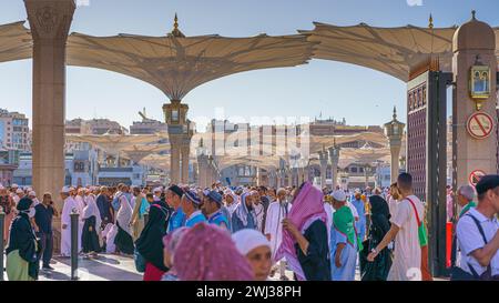 Al-Madinah al-Munawwarah - 09 mars 2023, les pèlerins traversent la mosquée principale du prophète Muhammad Al-Masjid an-Nabawi, Médine, Arabie saoudite Banque D'Images