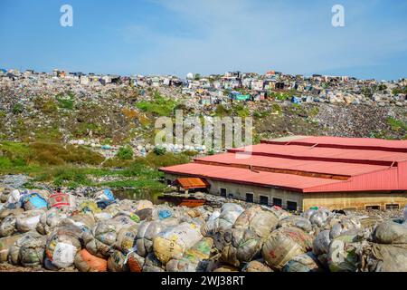 Lagos, Nigeria, 22 novembre 2019 : des gens vivent et ramassent les ordures dans un site d’élimination des déchets à Lagos, Nigeria Banque D'Images