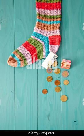 Euro argent dans la chaussette. épargne-retraite et concept caché. déposer de l'argent dans une chaussette. Enregistrement Banque D'Images