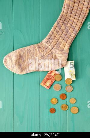 Euro argent dans la chaussette. épargne-retraite et concept caché. déposer de l'argent dans une chaussette. Enregistrement Banque D'Images