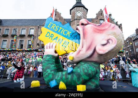 Düsseldorf, Deutschland. 12. Février 2024. Vladimir Poutine et la guerre en Ukraine. Défilé du carnaval Rose Monday à Düsseldorf. Flotteur conçu par Jacques Tilly. Banque D'Images