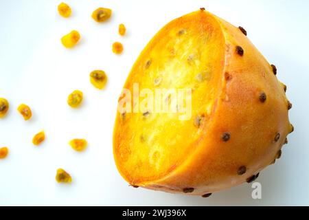 Fruit de la poire de Barbarie en deux à travers isolé sur fond blanc. Poire de barbarie fraîche tranchée et beaucoup Banque D'Images