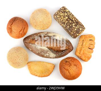 Beau pain cuit au four et petits pains isolés sur fond blanc. Vue de dessus. Banque D'Images