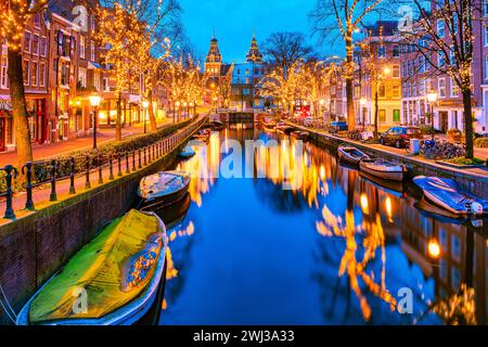 Canaux néerlandais d'Amsterdam avec lumières de noël en décembre Banque D'Images