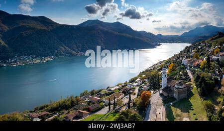 Vue panoramique aérienne du village de Vico Morcote et du lac de Lugano dans le sud de la Suisse Banque D'Images