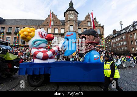 Düsseldorf, Deutschland. 12. Février 2024. Défilé du carnaval Rose Monday à Düsseldorf. Flotteur conçu par Jacques Tilly. AFD, Alternative für Deutschland. Caché derrière le masque, Hitler apparaît. Banque D'Images