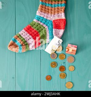 Euro argent dans la chaussette. épargne-retraite et concept caché. déposer de l'argent dans une chaussette. Enregistrement Banque D'Images