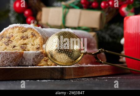 Pâtisseries de Noël en stollen saupoudré de sucre en poudre sur la table, dessert festif Banque D'Images