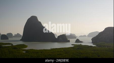 Baie de Phang Nga. Vue depuis Samet Nangshe. Province de Phang Nga. Thaïlande Banque D'Images