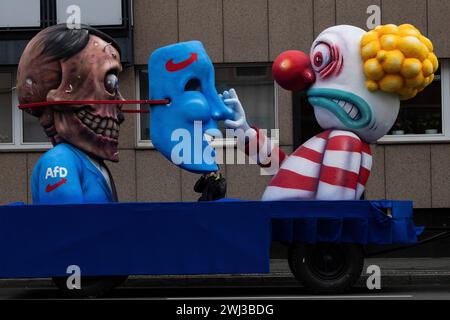 Düsseldorf, Deutschland. 12. Février 2024. Défilé du carnaval Rose Monday à Düsseldorf. Flotteur conçu par Jacques Tilly. AFD, Alternative für Deutschland. Caché derrière le masque, Hitler apparaît. Banque D'Images