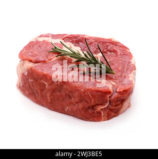 Steak de ribeye cru garni de brin de romarin Banque D'Images