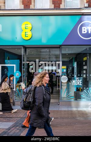 Kingston-upon-Thames, Londres, Royaume-Uni, 12 février 2024, les gens passant et à l'intérieur d'un magasin de téléphone portable BT EE High Street Banque D'Images