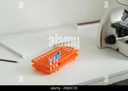 Laboratoire de recherche médicale moderne avec microscope et tubes à essai avec des produits biochimiques sur le bureau Banque D'Images