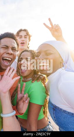 Groupe fou d'amis multi-ethniques prenant un selfie heureux Banque D'Images