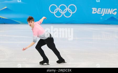 6 FÉVR. 2022 - Beijing, Chine : Roman Sadvosky d'équipe Canada patine son programme libre de patinage simple masculin dans le cadre de l'événement de l'équipe de patinage artistique Banque D'Images