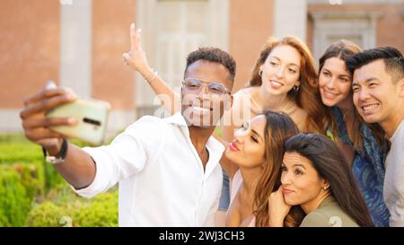 Groupe multiculturel d'amis prenant un selfie Banque D'Images