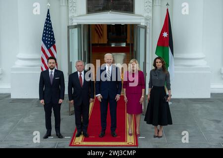 Washington, États-Unis. 12 février 2024. Le président des États-Unis Joe Biden (C) et la première dame Dr Jill Biden accueillent le roi Abdallah II de Jordanie, la reine Rania Al Abdullah et le prince héritier Hussein bin Abdullah (l) à la Maison Blanche à Washington, DC, le 12 février 2024. Photo de Chris Kleponis/ crédit : UPI/Alamy Live News Banque D'Images