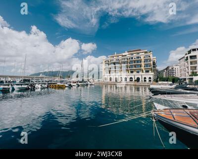 Tivat, Monténégro - 11 août 2023 : Marina avec yachts amarrés près de l'hôtel Regent. Porto, Monténégro Banque D'Images