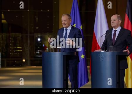 Pressekonferenz Scholz und Tusk 2024-02-12 - Deutschland, Berlin - Gemeinsame Pressekonferenz Bundeskanzler Olaf Scholz SPD und dem polnischen Ministerpräsidenten Donald Tusk anlässlich dessen Antritttsbesuchs im Kanzleramt. *** Conférence de presse Scholz et Tusk 2024 02 12 Allemagne, Berlin Conférence de presse conjointe du Chancelier fédéral Olaf Scholz SPD et du premier ministre polonais Donald Tusk à l'occasion de sa visite inaugurale à la Chancellerie Banque D'Images