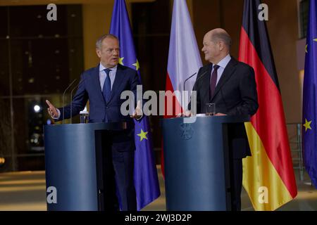 Pressekonferenz Scholz und Tusk 2024-02-12 - Deutschland, Berlin - Gemeinsame Pressekonferenz Bundeskanzler Olaf Scholz SPD und dem polnischen Ministerpräsidenten Donald Tusk anlässlich dessen Antritttsbesuchs im Kanzleramt. *** Conférence de presse Scholz et Tusk 2024 02 12 Allemagne, Berlin Conférence de presse conjointe du Chancelier fédéral Olaf Scholz SPD et du premier ministre polonais Donald Tusk à l'occasion de sa visite inaugurale à la Chancellerie Banque D'Images