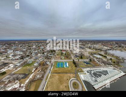 Image aérienne hivernale de la ville d'Ogdensburg, NY par un après-midi nuageux. Banque D'Images