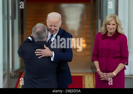 Washington, États-Unis. 12 février 2024. Le président des États-Unis Joe Biden embrasse le roi Abdallah II de Jordanie alors que lui et la première dame Dr Jill Biden (à droite) accueillent le roi Abdallah II, la reine Rania Al Abdallah et le prince héritier Hussein bin Abdallah (à gauche) à la Maison Blanche à Washington, DC, le 12 février 2024. Photo de Chris Kleponis/ crédit : UPI/Alamy Live News Banque D'Images