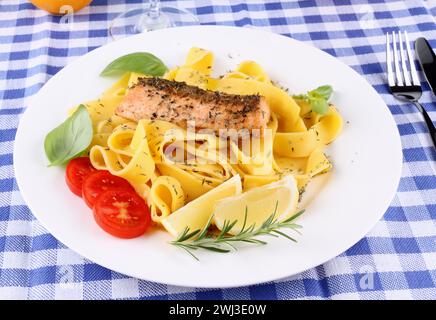 Filet de saumon sur tagliatelles, herbes, citron Banque D'Images