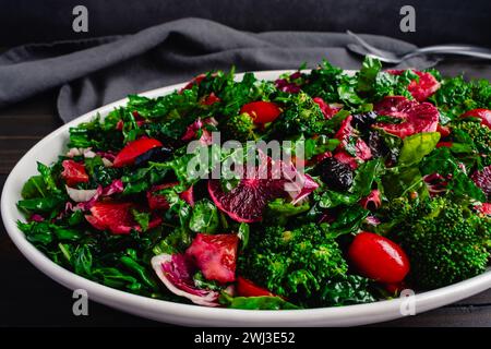 Salade d'orange sanguine et de chou de Toscane disposées sur un grand plateau : salade fraîche à base de chou frisé, brocoli et radicchio garnie d'une vinaigrette à l'huile d'olive Banque D'Images