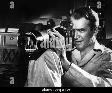 James Stewart avec un appareil photo - photo publicitaire pour le film réalisé par Alfred Hitchcock lunette arrière, 1954. Banque D'Images