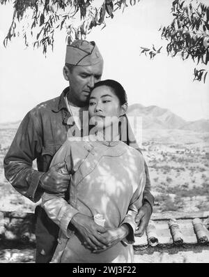 Photo de presse de James Stewart et Lisa lu pour le film de 1960 The Mountain Road Banque D'Images