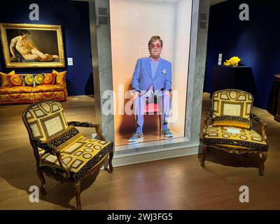 New York, New York, États-Unis. 12 février 2024. Un écran vidéo d'Elton John avec des objets de la vente aux enchères pour ''˜The Collection of Sir Elton John : Goodbye Peachtree Road' tenue au Christie's Rockefeller Center. Les objets proviennent de l'ancienne maison d'Elton à Atlanta. (Crédit image : © Nancy Kaszerman/ZUMA Press Wire) USAGE ÉDITORIAL SEULEMENT! Non destiné à UN USAGE commercial ! Banque D'Images