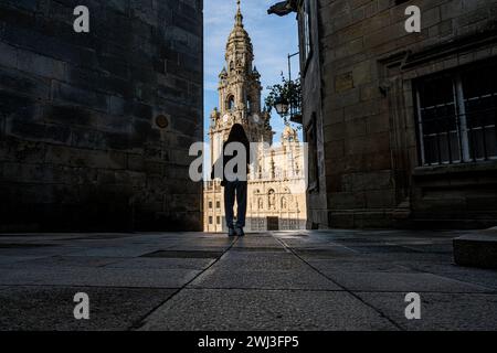 Saint-Jacques-de-Compostelle, Espagne : un jeune touriste après avoir descendu la via Sacra dans le vieux centre-ville s'arrête pour admirer une vue sur la cathédrale principale. Banque D'Images