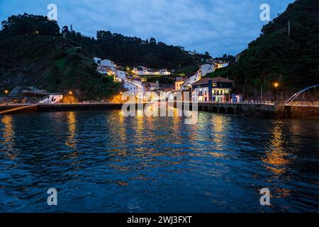 Le crépuscule à Cudillero Banque D'Images