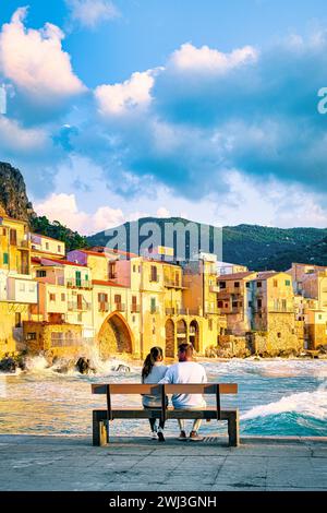 Coucher de soleil à la plage de Cefalu Sicile, vieille ville de Cefalu Sicilia vue panoramique au village coloré Banque D'Images