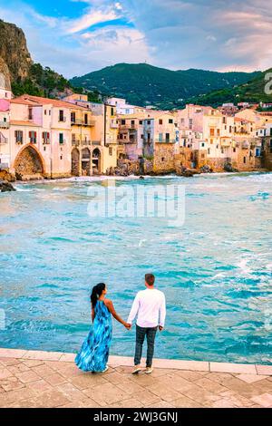 Coucher de soleil à la plage de Cefalu Sicile, vieille ville de Cefalu Sicilia vue panoramique au village coloré Banque D'Images