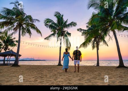 Plage de Najomtien Pattaya Thaïlande, coucher de soleil sur une plage tropicale avec des palmiers Banque D'Images