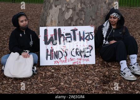 Londres, Royaume-Uni. 12 février 2024. Des partisans de la Palestine à Whitehall tiennent une pancarte demandant "quel était le crime de Hind", faisant référence à Hind Rajab, une fillette de 6 ans tuée à Gaza par l'armée israélienne avec des membres de sa famille et ceux qui tentent de la sauver. Crédit : Ron Fassbender/Alamy Live News Banque D'Images