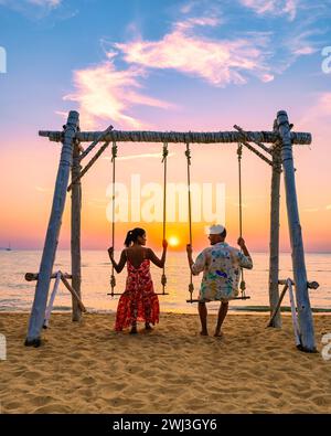 Plage de Najomtien Pattaya Thaïlande, coucher de soleil sur une plage tropicale avec des palmiers Banque D'Images