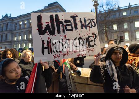 Londres, Royaume-Uni. 12 février 2024. Des partisans de la Palestine à Whitehall tiennent une pancarte demandant "quel était le crime de Hind", faisant référence à Hind Rajab, une fillette de 6 ans tuée à Gaza par l'armée israélienne avec des membres de sa famille et ceux qui tentent de la sauver. Crédit : Ron Fassbender/Alamy Live News Banque D'Images